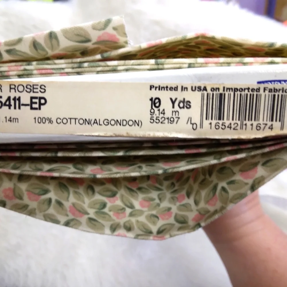 FABRIC VIP Forever Roses, Delicare Pink Rosebuds & Lt Sage Green Leaves On Cream